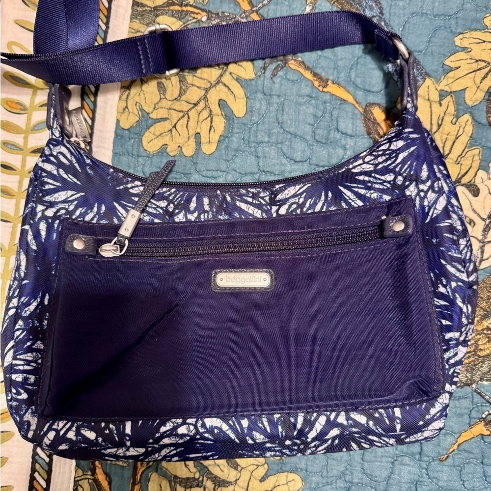 Baggallini Navy and White Shoulder Bag
